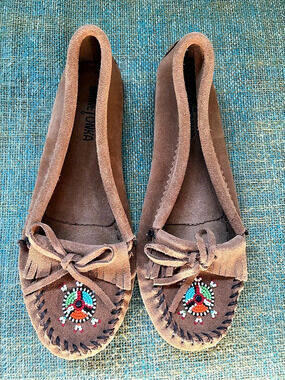 Minnetonka Beaded Kilty Moc Embroidered Suede Moccasins US 8.5